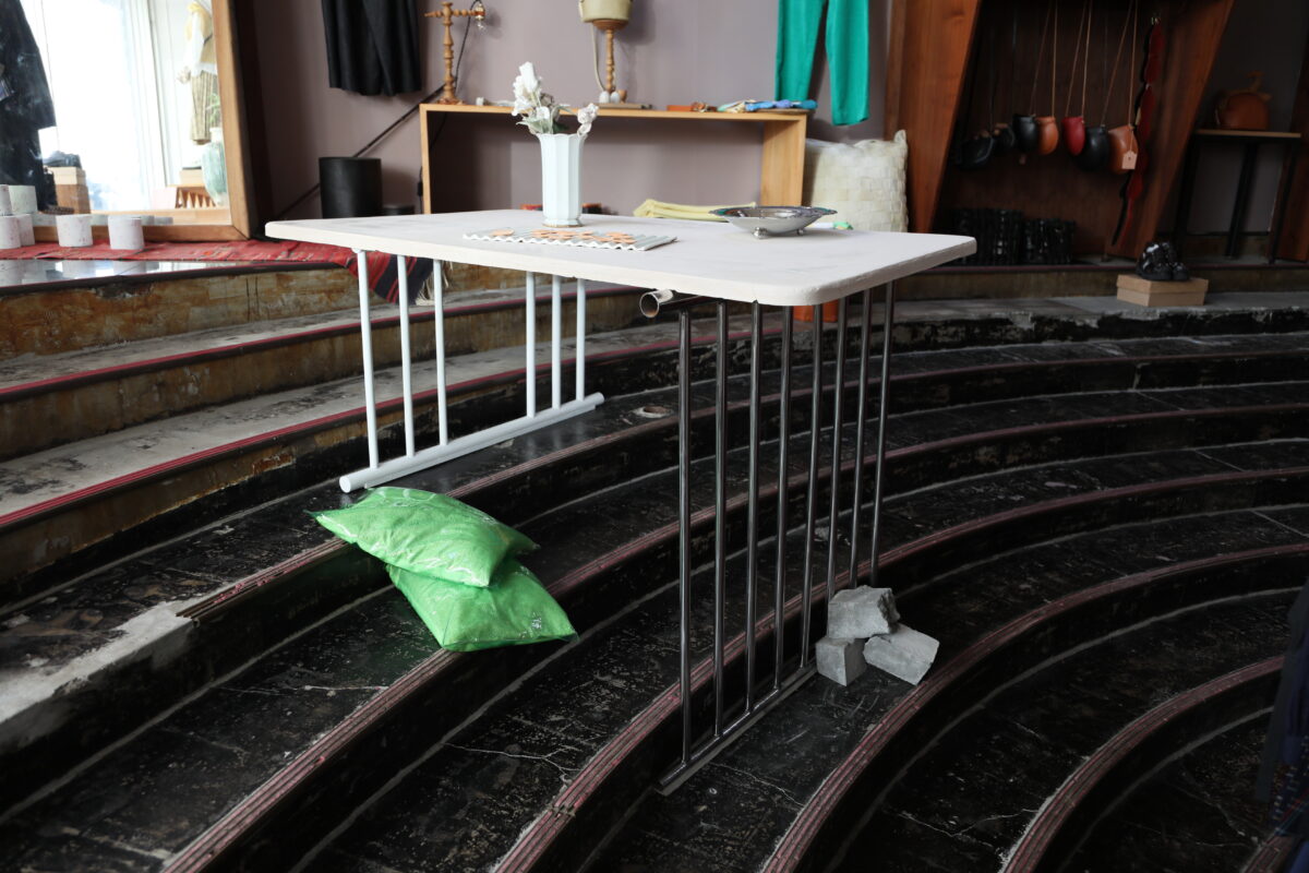 《ある日の卓上》
2025年　ミクストメディア、ファウンドオブジェ/ インスタレーション　サイズ可変
Photo by Kabo（花坊）
展示風景：「ある日の卓上」（EOMO store、静岡、2025年）