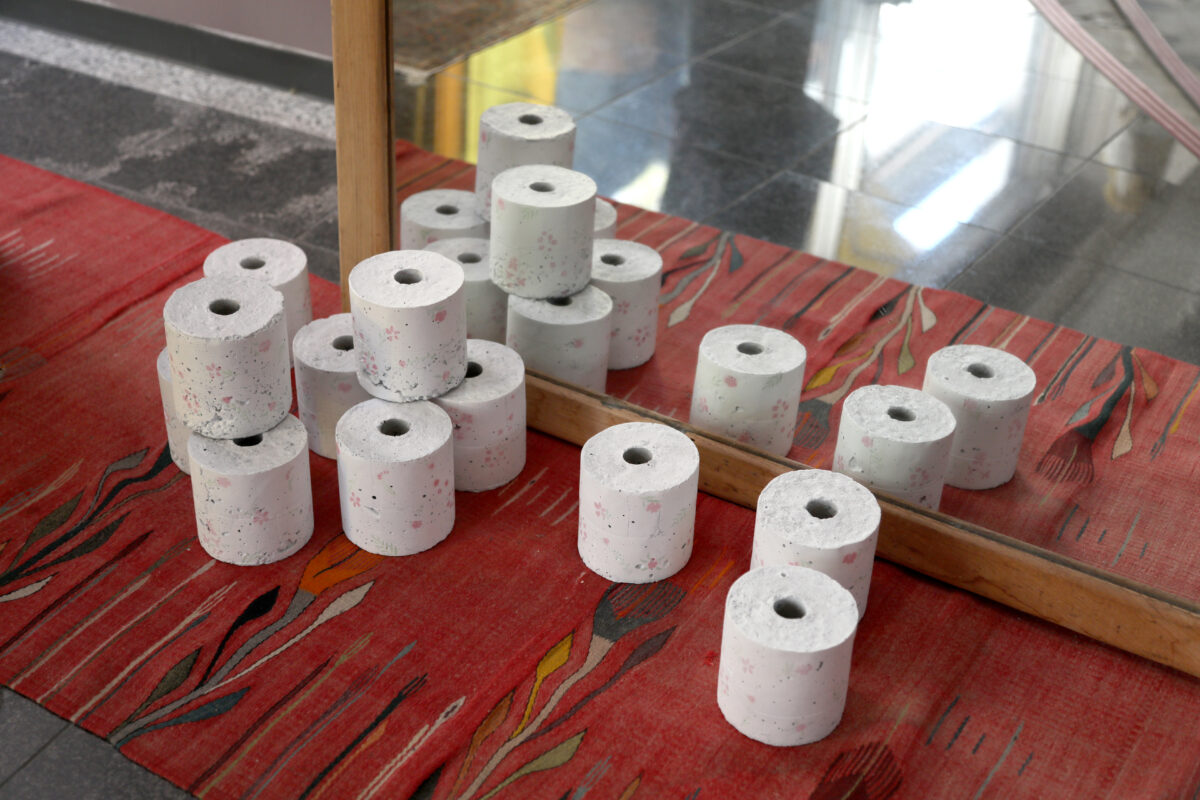 《トイレットペーパー》 (EN: Toilet Roll
2025年　コンクリート、アクリル　サイズ可変(9.5 x 9.5 x 11.5cm each)
Photo by Kabo（花坊）
展示風景：「ある日の卓上」（EOMO store、静岡、2025年）