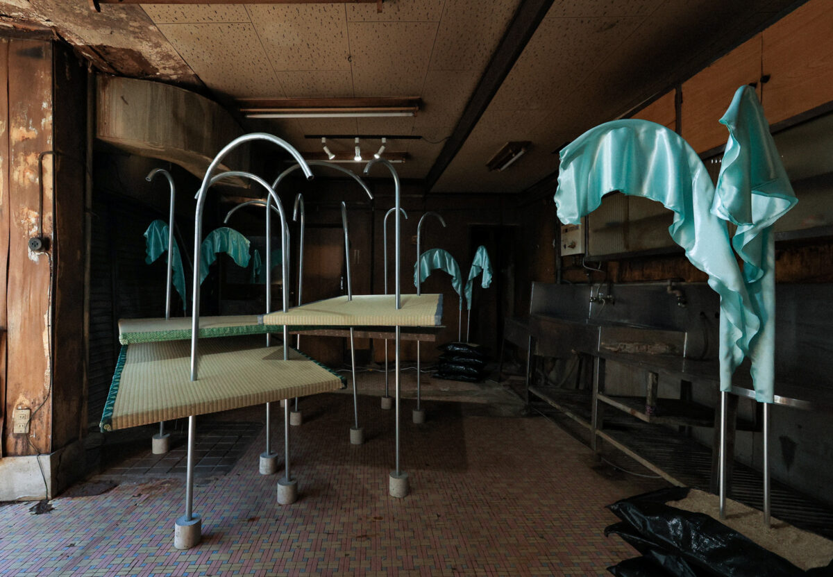 《フラットな関係》
2023年　ミクストメディア/ インスタレーション　サイズ可変
展示風景：「ここにあるー記憶と忘却、または表裏」（Study : 大阪関西国際芸術祭 Vol.3、大阪、2023年）