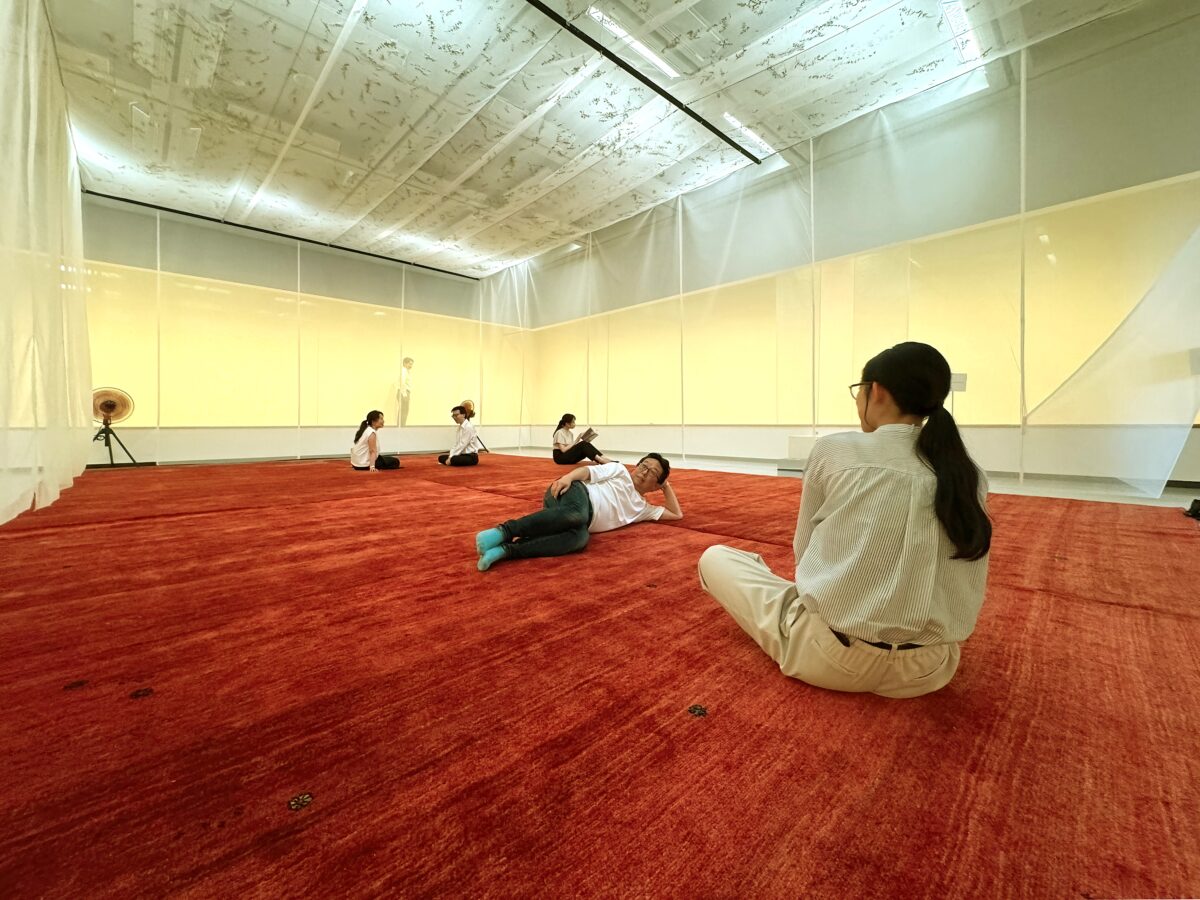 《クールダウン》
2025年（2001年）　寒冷紗、ペルシャン絨毯（ギャッべ）、ミント、ミントオイル　サイズ可変
展示風景：練馬区美術館（東京、2025年）
Photo by Tartaruga
