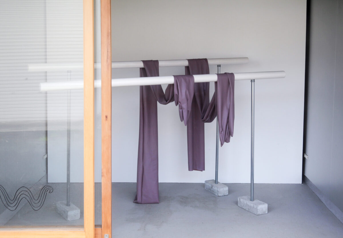 《しなやかなボディ》
2023年　ミクストメディア　94 x 200 x 127cm
展示風景：「しなやかなボディ」（Waves Project、神奈川、2023年）