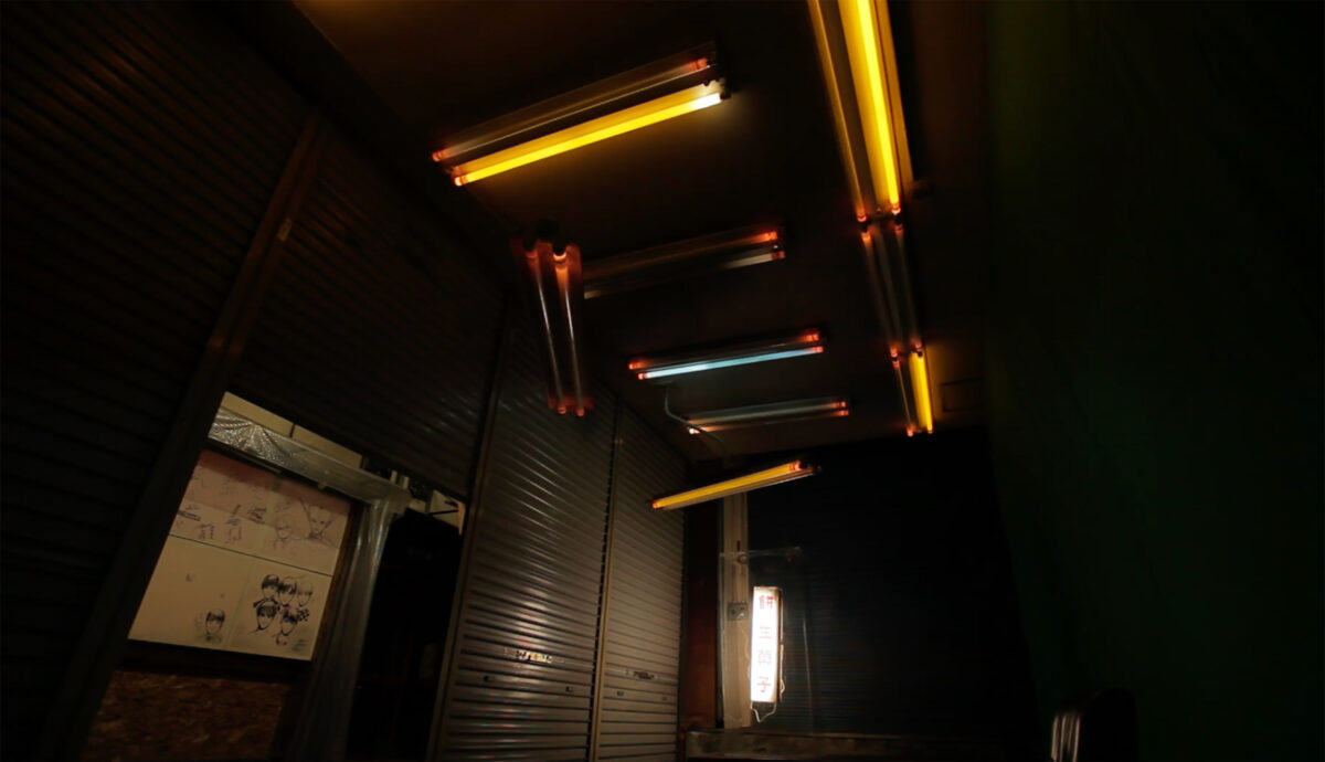 《経年ディスコ》
2023年　切れかけの蛍光灯　H10×W300×D120cm