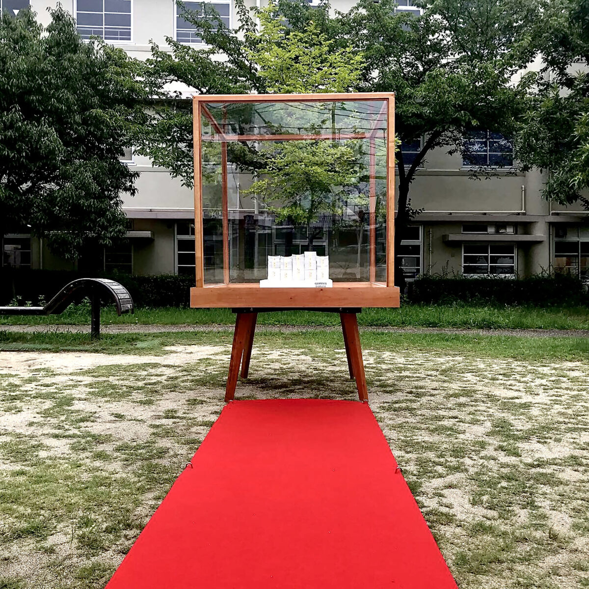 《Cashless》
2019年　馬券、舟券、車券のハズレ券、桜無垢材、アクリル　H200×W120×D120cm