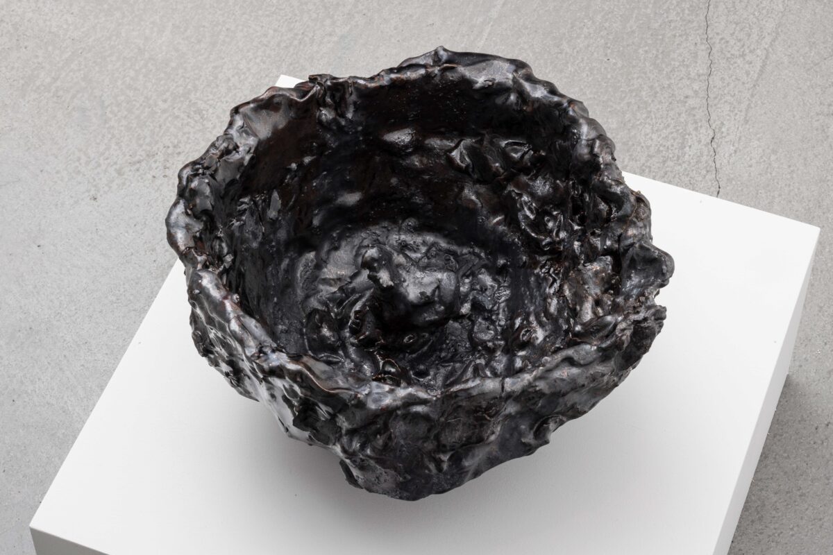 《Nio, I'm Back-8》　2021年　セラミック、ミクストメディア　36.0×36.0×19.0 cm　撮影：木暮伸也